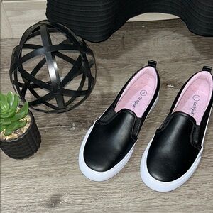🦋Cat & Jack Black and White Sneakers Slip-On Casual 5/25$